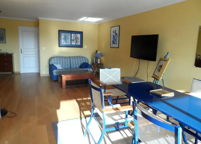 3 Pieces En Front De Avec Balcons, A Cabourg, Proche Centre-ville. - Fr-1-487-275 * Cabourg